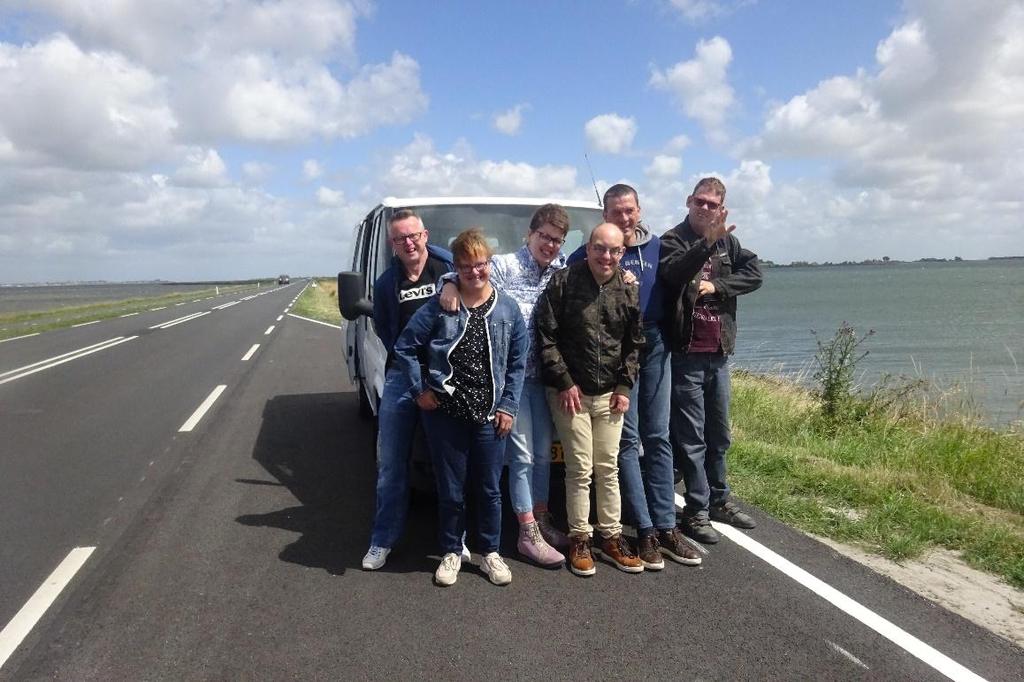 Donderdag 21 Juni Nadat we lekker hadden ontbeten en de koffers hadden ingepakt, zijn we met de auto naar Marken gereden, echter konden we met de bus niet het eiland op dus hebben we het alleen van