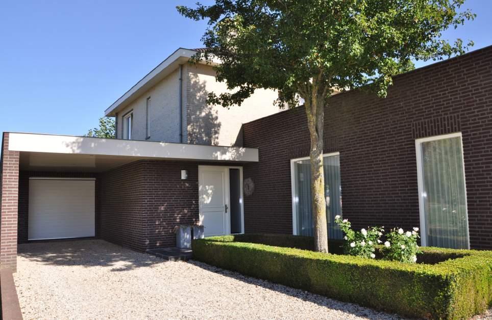 algemene infornatie Op zoek naar een levensloopbestendige ruime woning? De woorden modern, hoogwaardige afwerking, eigentijds typeren deze vrijstaande woning met o.a. slaapkamer en badkamer op de begane grond.