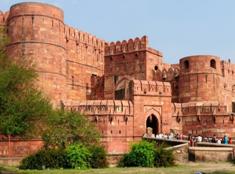 Het werd in 1632 in gebruik genomen door de Mughal-keizer, Shah Jahan, om het graf van zijn favoriete vrouw, Mumtaz Mahal, te huisvesten.