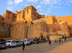 Dag 08: Jaiselmeer Na het ontbijt bezoekt u het Jaisalmer-fort, de Jain-tempel en haveli's. s Avonds rijden we u naar de woestijn van Sam. Dag 09: Jaisalmer Jodhpur: (280 km / 04.