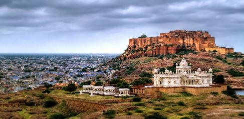 s Middags brengt u een bezoek aan het Palace Museum, het Mehrangarh Fort - gelegen op een lage zandstenen heuvel. Ook brengt u een bezoek aan de moti mahal en phool mahal in het fort.