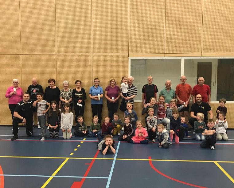 Bij Jong en Belegen in Azewijn hebben de kinderen van de St Jozefschool en de senioren samen een circusvoorstelling opgevoerd.