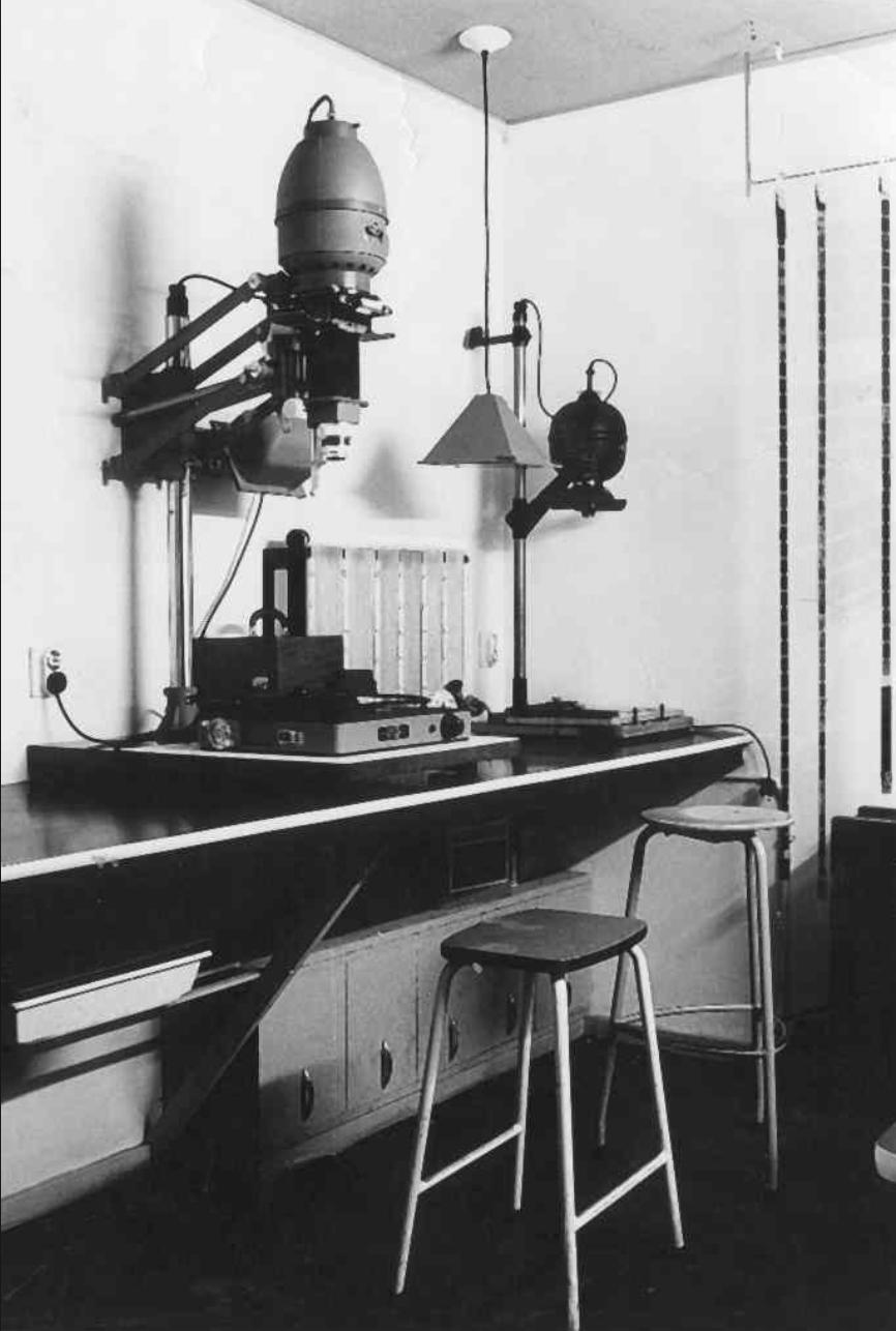Donkere kamer Tussen 1930 en 2000 werden zwartwit fotorolletjes ontwikkeld in een donkere kamer. Iedere professional of de fanatieke amateur had op zijn zolderkamer een donkere kamer.