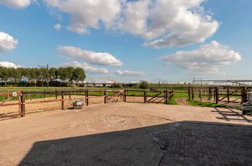 Paddocks Achter de grote paardenstal zijn drie paddocks aanwezig. De paddocks hebben een zandbodem en zijn gedraineerd.
