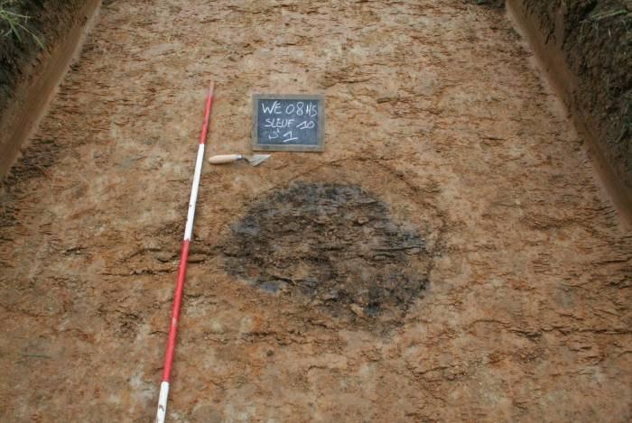 3.2. Archeologische resultaten GRAVEN Ter hoogte van sleuf 10, 13 en sleuven 17 t/m 20 werden mogelijke crematiegraven aangesneden.