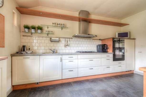 Keuken vloer: wanden: plafond: diversen: - tegels - spachtelputz - stucwerk - dichte keuken met recht opgestelde keukeninrichting die voorzien