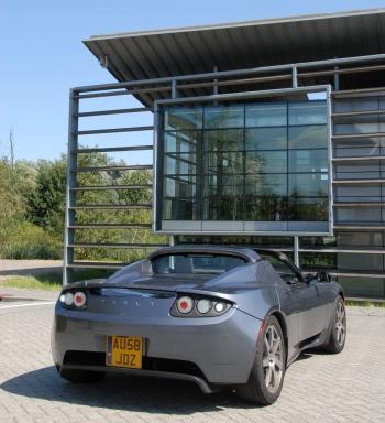 Nu wil het nieuwe merk "Tesla" tot dit groepje van vernieuwers toetreden met de "Roadster": de eerste in massa geproduceerde, elektrische sportwagen.