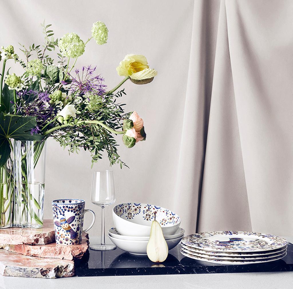 Wie bloemen bij bloomon kocht, kreeg er een prachtige Iittala-vaas bij. Emile: De praktijk leert dat wie eenmaal zo n mooie vaas op de eettafel heeft staan, er snel een Iittala-lamp bij wil.