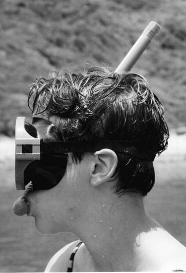 Opgave 3 Duikbril Onder ater kun je niet scherp zien. Dat komt doordat het hoornvlies aan de voorkant van het oog dan contact maakt met ater in plaats van met lucht.