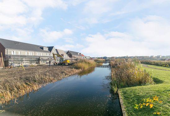 De verkopers hebben veel meerwerk opties tijdens de bouw laten uitvoeren, dit vergroot zeker het wooncomfort. Centraal gelegen in de nieuwste woonwijk Waterrijk.