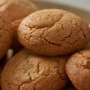 Verwarm de koekjesspijs au-bain-marie tot ca. 40-45 C. Spuit de koekjesspijs op papier (géén siliconenpapier).
