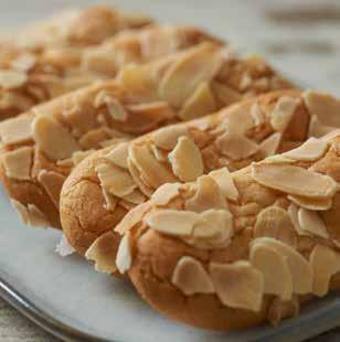 Werk de oploskoffie door de koekjesspijs. Rol hier pillen van en rol ze door het amandelschaafsel. Snijd de pillen in stukjes en laat ze ca. 2 uur drogen voor het bakken.