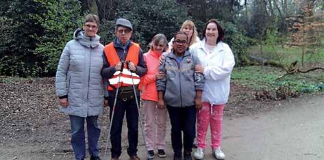 We lopen in een rustig tempo en gaan eerst een paar straten verderop langs bij De Hagehorst, de woonlocatie van dove en verstandelijk beperkte deelnemers.