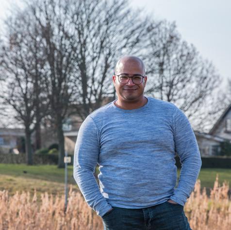 Ik breng de nodige Na zijn loopbaan als militair volgde Jaïr levenservaring mee Jandroep (8 jaar) de opleiding Social Work.