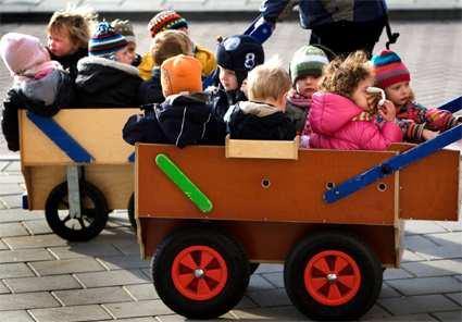 voor de decoratiewerkgroep Kinderen namen daarom (in het kader van bezuinigingen) een eigen handdoek mee, omdat we daarom gevraagd hadden én ouders klampten de directeur aan omdat zij echt geloofden