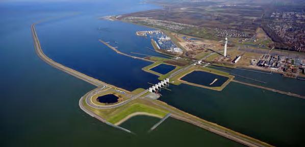 VOORTGANGSRAPPORTAGE WATERSPORTSTRAND MET NUTSVOORZIENINGEN Aan de voet van Exposure (het zesde landschapskunstwerk, ook wel de hurkende man genoemd) beschikt Flevoland over een unieke locatie voor