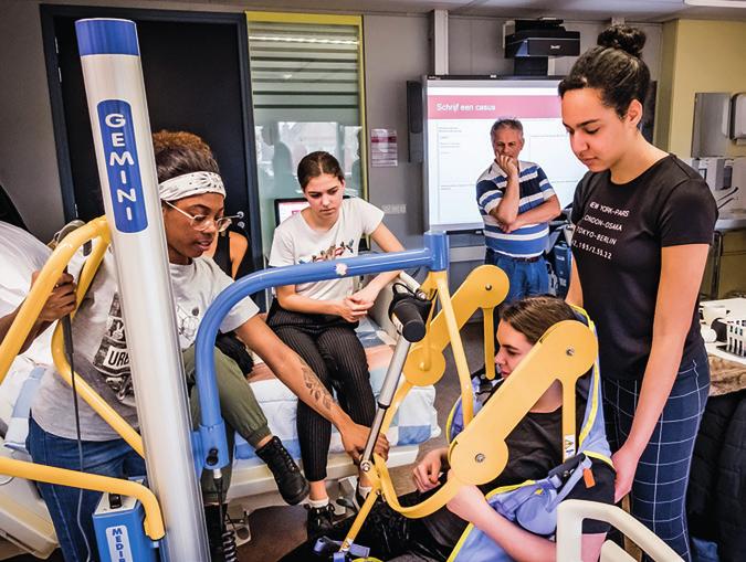 Hogeschool Rotterdam Werkdruk van studenten en docenten Er wordt gezegd dat de werkdruk onder zowel studenten als docenten hoog is.