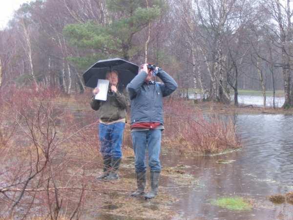 Nadat we Jan de rugzak hadden omgehesen, gingen we op pad en springend van pol naar pol wist ik de boel aardig droog te houden.