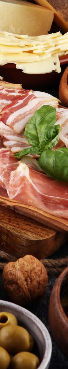 25 BORRELHAPJES Borrelplank de Babbel Plank met Italiaanse ham & meloen, gerookte zalm, diverse kaassoorten, olijven, groentesticks, geserveerd met brood en diverse dips.