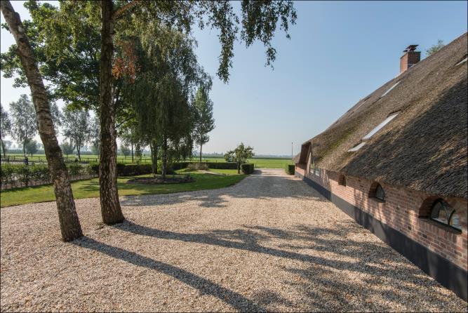 Nabij het prachtige landelijke Leerbroek en op slechts 3 minuten van Meerkerk staat de smaakvol gerenoveerde woonboerderij Decenniastee te koop.