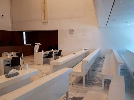 Rechtbank Midden-Nederland maakt geen gebruik van een vaste zitplaats voor het slachtoffer in de zittingszaal. 21 De bode vraagt aan het slachtoffer waar het wil plaatsnemen.