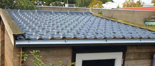 Daarom werd besloten de oorspronkelijke dakbedekking volledig te verwijderen en te vervangen met Weikhoplex dakpanprofielen. Dit leverde een besparing van 12.000 kilo (!) in gewicht op.