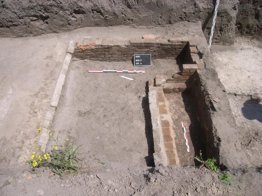 De bakstenen constructies betreffen een postmiddeleeuwse beerput met puinvulling en een 19 of 20 ste eeuwse keldervloer, beerput en een waterput.