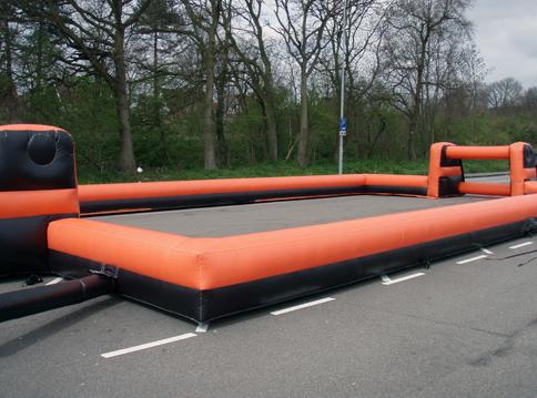 Opblaasbare Boarding is de leverancier Opblaasbare boarding huren? De opblaasbare boarding van 10 bij 20 meter is o.a. geschikt als voetbalboarding, hockeyboarding en/of streethockeyboarding.