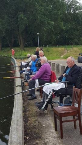 Vissen met bewoners van Het Meulenbelt Op 12 juni werd de Dollegoorvijver bij ons clubgebouw bezocht door 6 gedreven vissers.