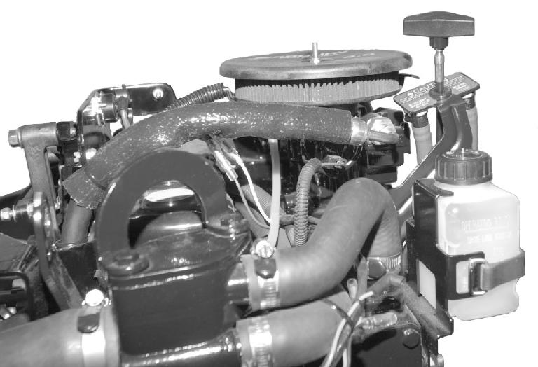 Hoofdstuk 5 - Onderhoud Vullen KENNISGEVING Het gebruik vn propyleenglycol-ntivries in het gesloten koelsysteem kn het koelsysteem of de motor beschdigen.