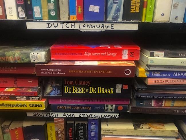 Vormgeving en redactie Nee, de boekhandels in Thamel zijn niet representatief voor de markt. Die zijn vooral gericht op toeristen, zegt Ajit Baral als ik de vraag aan hem voorleg.