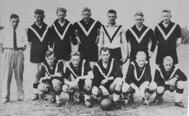 Heins. Gehurkt v.l.n.r. H.Kuipers,W.Hummel, G.Timmer.... KSC 1, kampioen 4 de klasse KNVB in 1958. Staande v.l.n.r. H. van Zand, F.