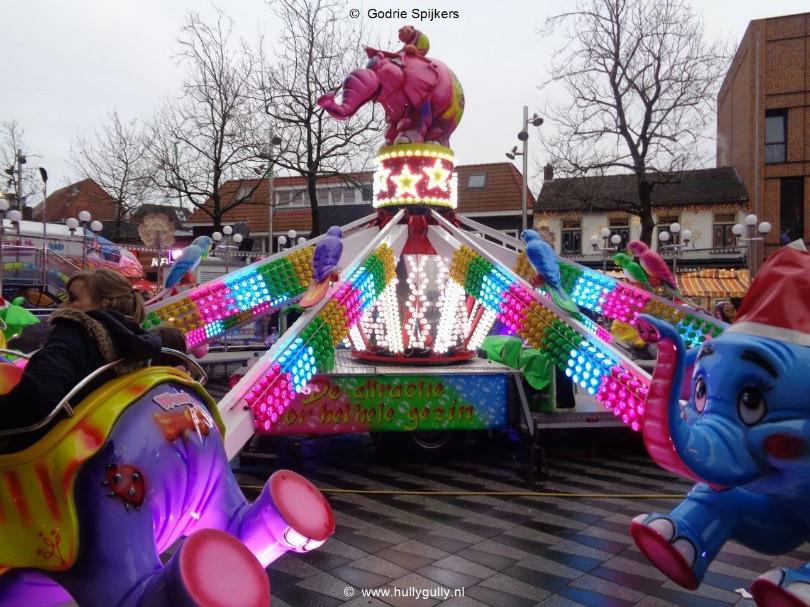 En de ooievaar kwam wederom naar Nederland, Met een vijfde Jumbo, netjes voor een klant. Want Ropers heeft het bewezen, met een Bossche Bol, Nog een flying Jumbo, dat brengt nog meer lol.