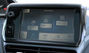 Alle dialogen worden getoond op een virtuele bol en met een druk op de knop brengt de bestuurder het relevante deel van die bol in beeld.