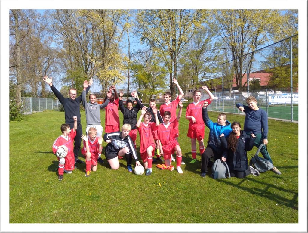 Voetbaltoernooi Purmerend verslag 3 Na een paar dagen spanning was het zover: het voetbaltoernooi! Vooraf hadden w e getraind op samenwerking en dat was te zien!