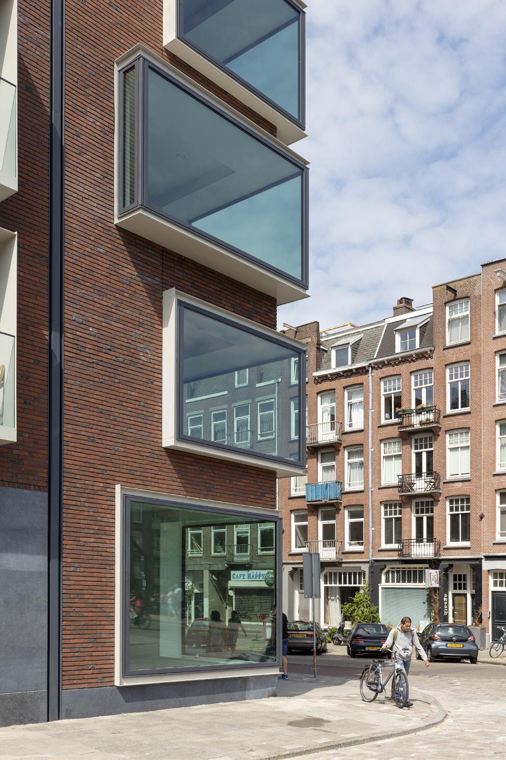 De Hallen B5 CPO blok in 19e eeuwse gordel van Amsterdam Op de hoek van de Bilderdijkkade en de Kwakersstraat, vlakbij het voormalig tramdepot De Hallen in Oud-West, Amsterdam, staat Blok B5.