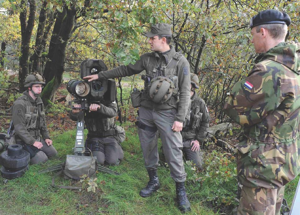 Oostenrijkse militairen van de EU-Battlegroup op oefening. Bron: MvD Oostenrijk. sie-industrie. Dit laatste onderwerp is complementair aan het eerder genoemde rapport van de Commissie.