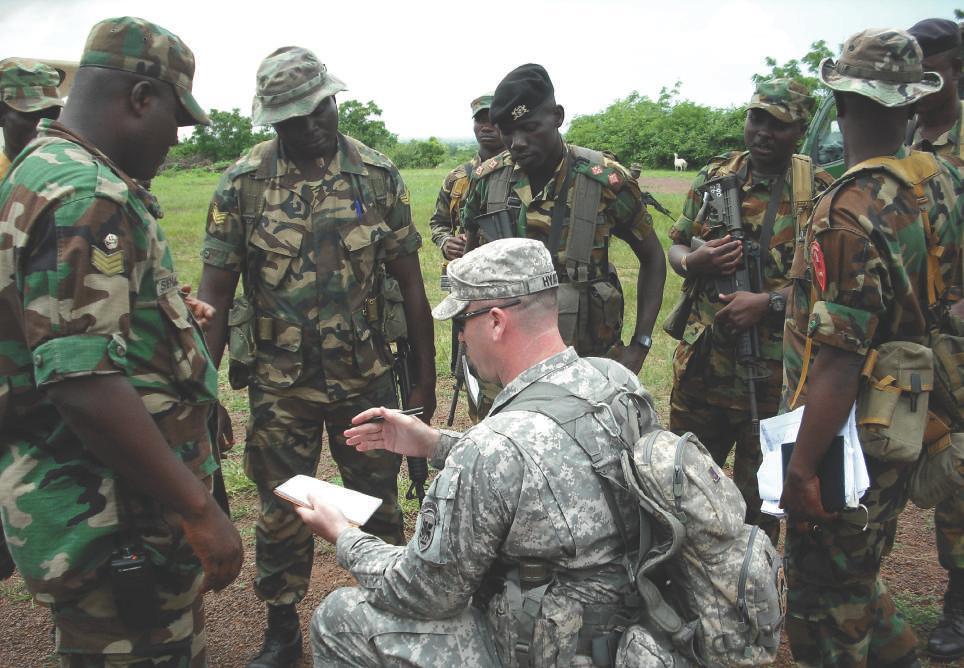 Militair van 1st US Infantry Division traint met Ghanese militairen. Bron: US Army.