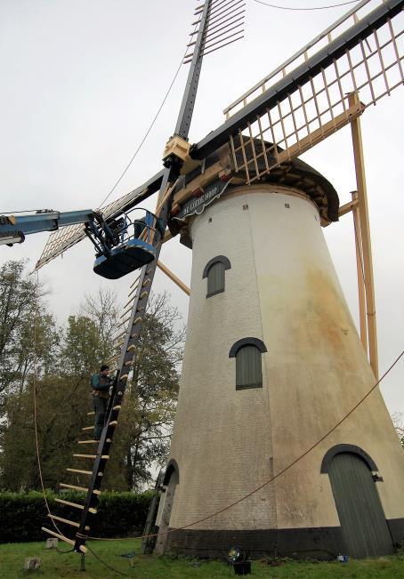 In het najaar van 2017 werden de nieuwe roeden aan de korenmolen De Goede Hoop aangebracht en werden zij voorzien van nieuw hekwerk. weken later het hekwerk werd aangebracht.