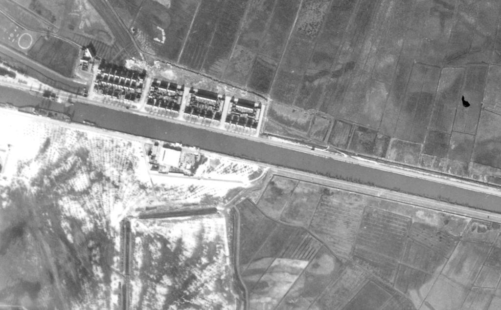 Fig. 11. Luchtfoto 1953 VI-173. Aan de zuidzijde van de kanaal waren toen nog D70 (deels), C80oud, C78, C79 en C80 zichtbaar naast het opgespoten witte terrein tegenover de "Indische buurt".