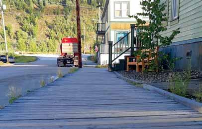 000 inwoners telde. De straten van Dawson zijn onverhard en in plaats van een stoep ligt er een houten boardwalk. Het onderhouden van wegen is in de Yukon dagelijks werk.