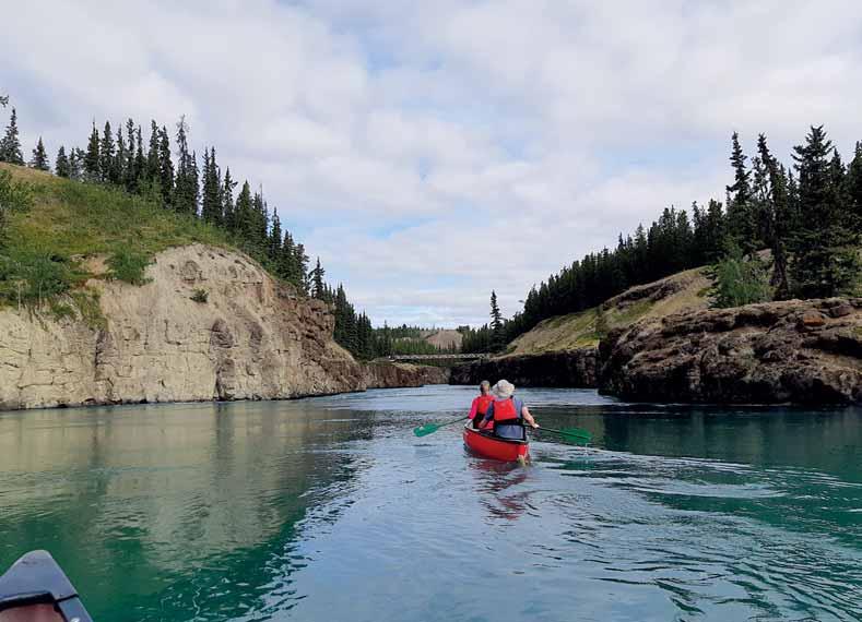 Boven Kanoën nabij hoofdstad Whitehorse Rechterpagina vanaf boven met de klok mee Achtergelaten legertruck; Een (on)verwachte bezoeker; De eindeloze Yukon; Flora op de toendra Yukon ligt in het