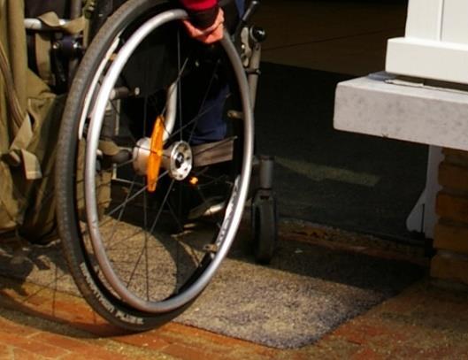 Zelfs voor een ervaren rolstoeler met flinke armspieren is dit even aanpoten.