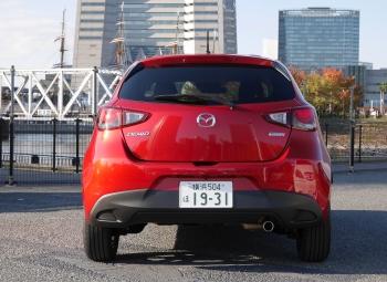 Wanneer het gaspedaal dieper wordt ingetrapt, heeft de turbo een fractie van een seconde bedenktijd nodig, waarna alle 105 pk / 250 Nm tot leven komen en de "Mazda2 1.5D" prima presteert.