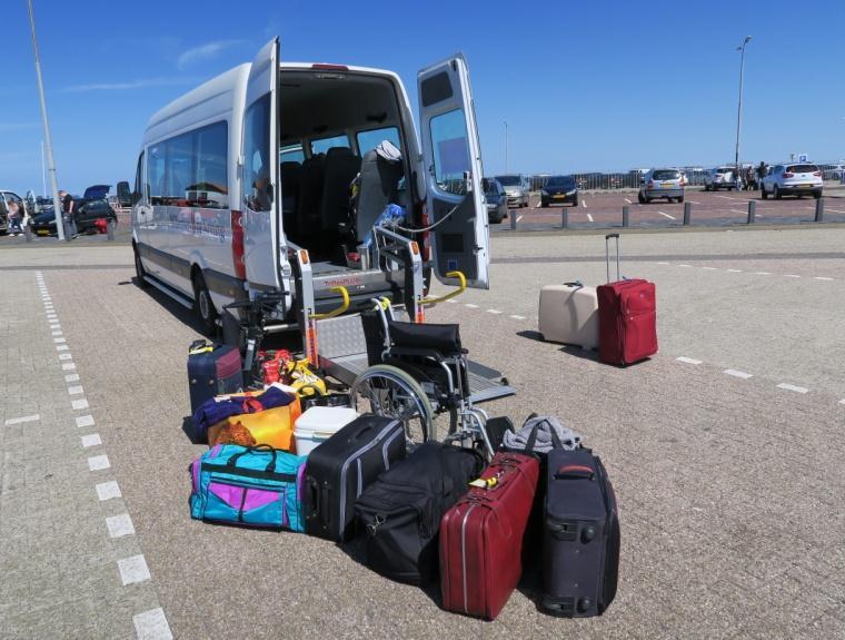 De bagage werd ingeladen, de bus werd gecontroleerd, ook moest er nog een foto gemaakt worden voor het kantoor,