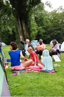 WAAROM DE BUURTCAMPING? Stichting De Buurtcamping streeft naar een fijnere buurt waarin je elkaar kent, groet en helpt. Mensen leven en denken steeds meer langs elkaar heen.