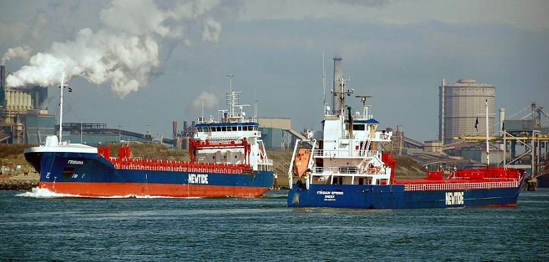 NEDERLANDS NIEUWS m.s. FRISIANA (IMO 9385893, 2010, 5.905 GT) passeerden elkaar te IJmuiden m.s. FRISIAN SPRING (IMO 9367774, 2007, 4.087 GT). Beide van Boomsma Shipping B.V. te Sneek.