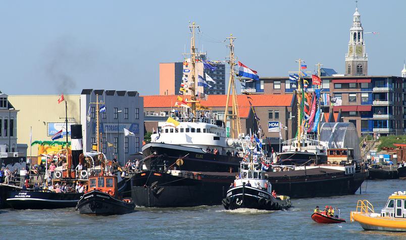In de buitenhaven zijn alle historische schepen, aangesloten bij Sleepboothaven Maassluis, tijdens de Dag van de Zeesleepvaart van dichtbij te bewonderen.