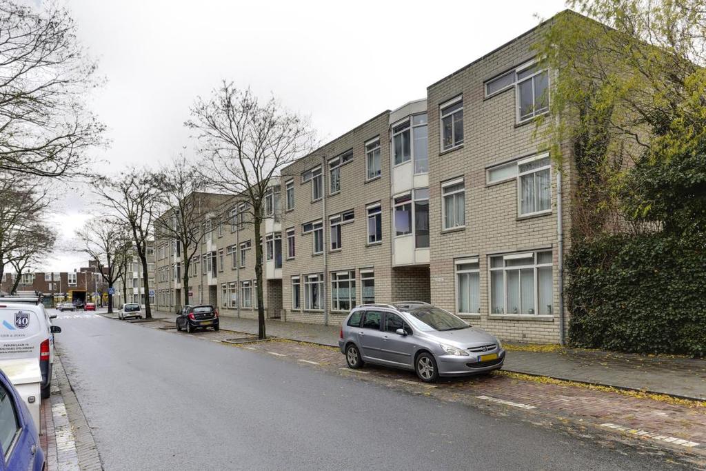 Omschrijving LOOSDUINSE HOOFDSTRAAT 658, LOOSDUINEN Een heerlijke appartement op de eerste verdieping, met een zonnig balkon (ZO), drie slaapkamers en een vaste parkeerplek op het afgesloten