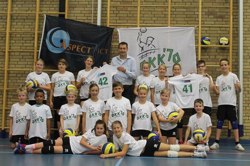 Trotse volleyballers op de foto met hun nieuwe sponsor! Zaterdagmorgen 4 oktober was het in sporthal De Wielewaal één groot volleybalfeest.